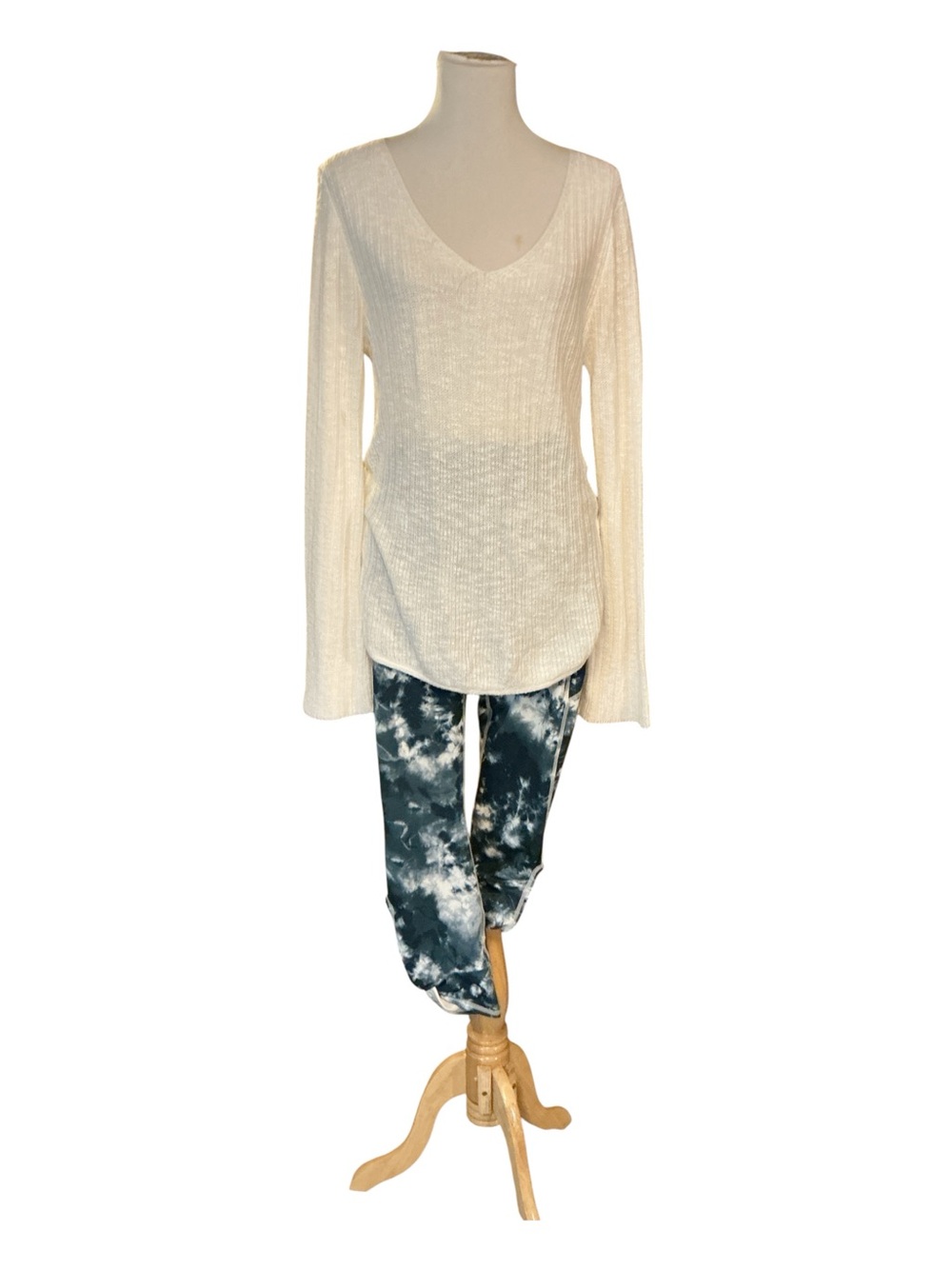 Express Cream V-Neck Knit Sweater